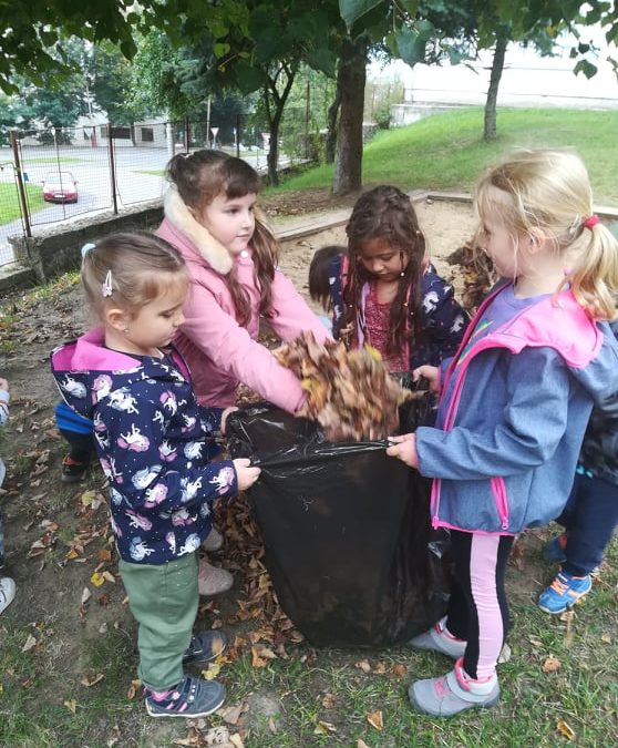 Pomáhame aj pri úprave školského dvora